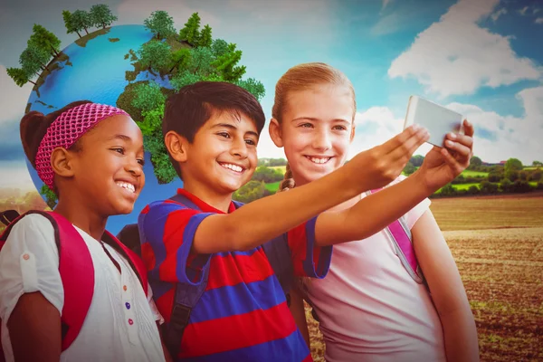 Happy kids taking selfie — Stock Photo, Image