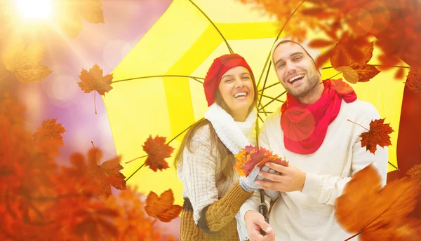 Autunno coppia che tiene ombrello — Foto Stock