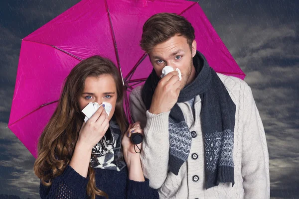 Coppia che soffia il naso tenendo in mano l'ombrello — Foto Stock