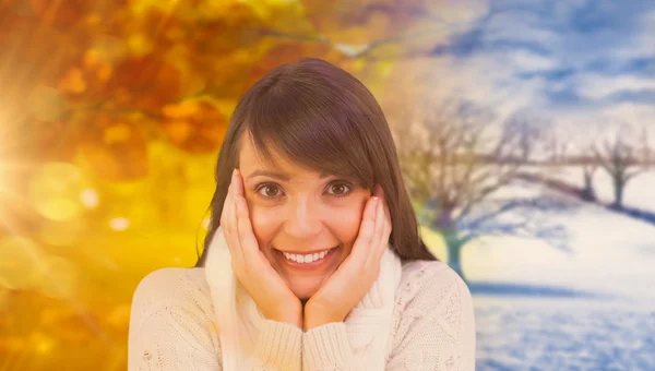 Morena en ropa de invierno sonriendo a la cámara — Foto de Stock