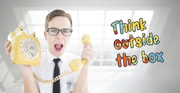 Geeky επιχειρηματίας φωνάζοντας σε ρετρό τηλέφωνο — Φωτογραφία Αρχείου