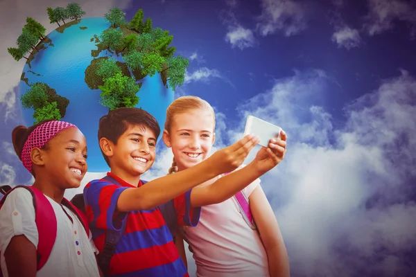 Niños felices tomando selfies en el pasillo de la escuela —  Fotos de Stock