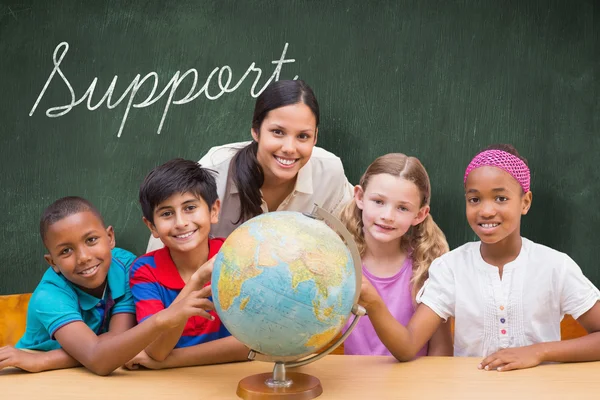 Steunen tegen groene schoolbord — Stockfoto