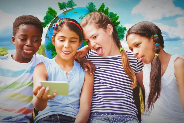 Enfants heureux prenant selfie au parc — Photo