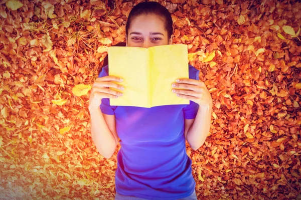 Mooie vrouw lezen in het park — Stockfoto