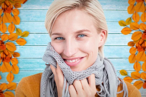 Leende kvinna bär en scarf — Stockfoto