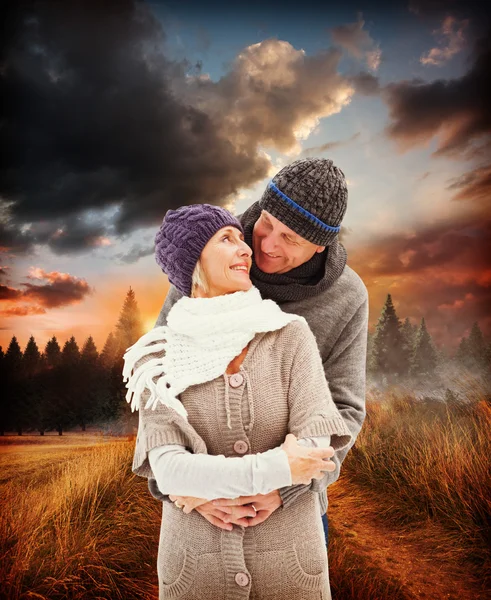 Par i vinterkläder embracing — Stockfoto