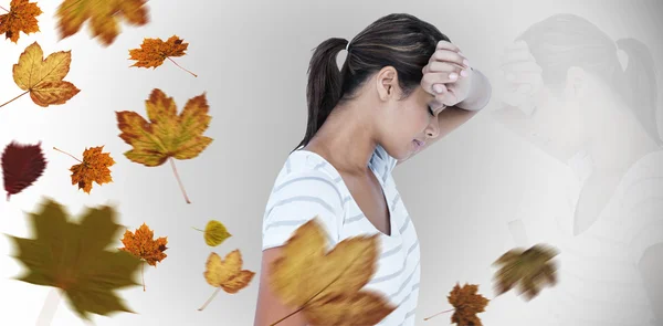 Depressive Frau gegen Herbstblätter — Stockfoto