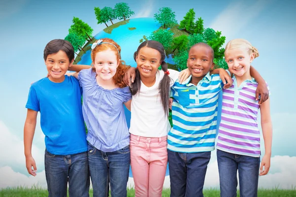 Élèves souriant à la caméra en classe — Photo