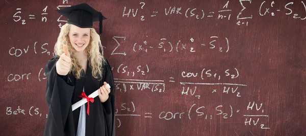 Adolescente célébrant la graduation avec les pouces levés — Photo