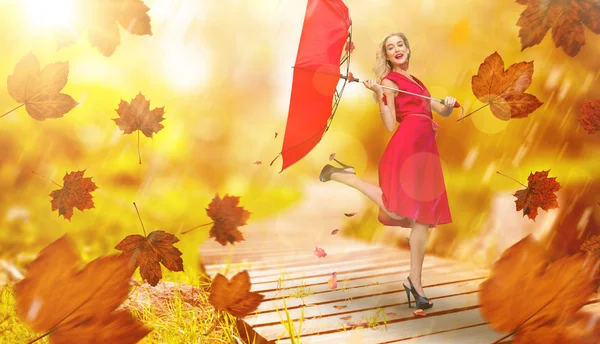 Mujer rubia elegante sosteniendo paraguas —  Fotos de Stock