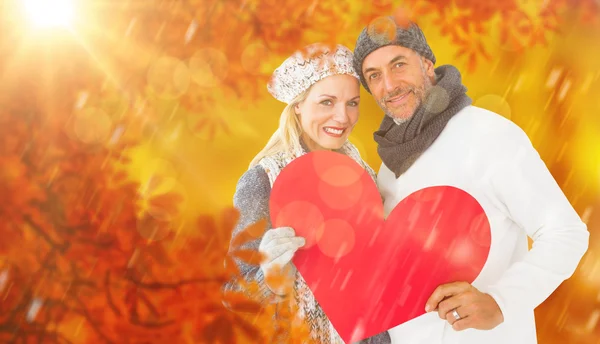 Porträtt av lyckliga par hålla hjärtat — Stockfoto