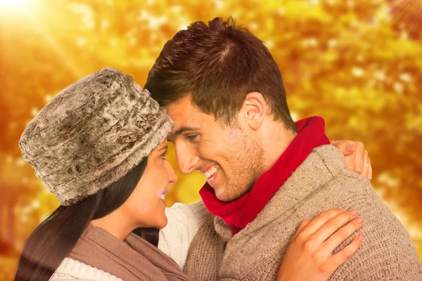 Jovem casal sorrindo e abraçando — Fotografia de Stock