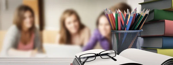 Samengestelde afbeelding van schoolbenodigdheden op Bureau — Stockfoto