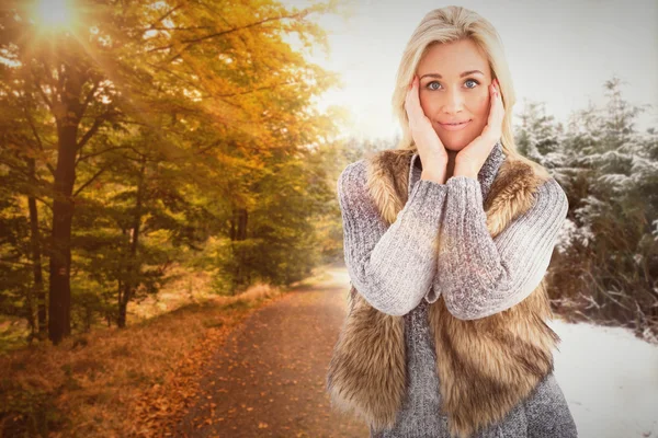 Pirang dalam pakaian musim dingin tersenyum pada kamera — Stok Foto