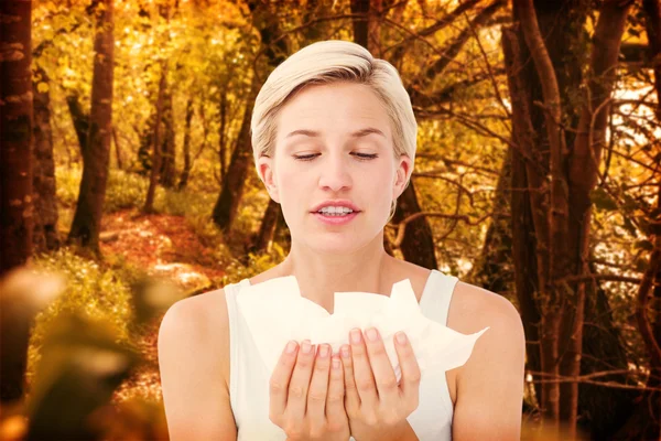 Sick woman holding tissues — Stock Photo, Image