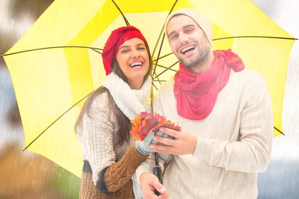 Casal de outono segurando guarda-chuva — Fotografia de Stock