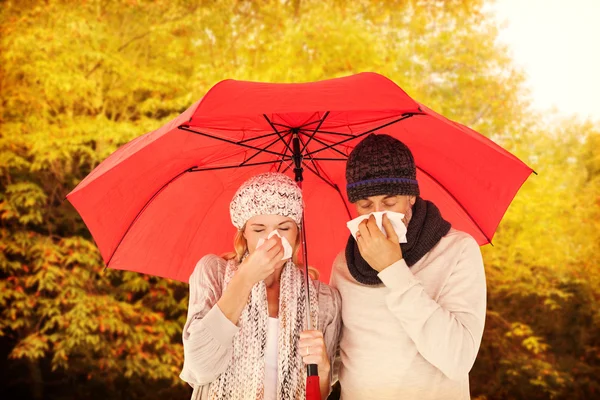 Couple éternuer dans les tissus — Photo