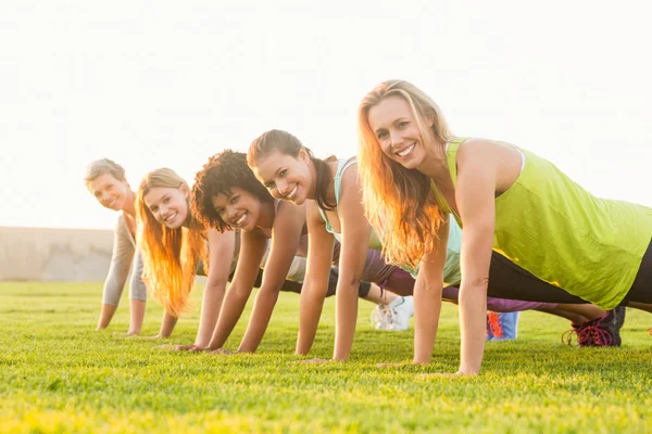 Vrouwen doen push ups — Stockfoto