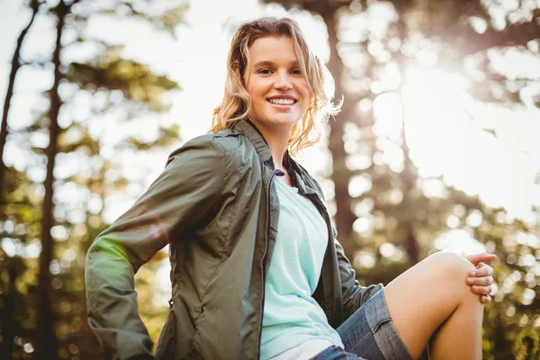 Young happy jogger sitting on rock — Stock Photo, Image