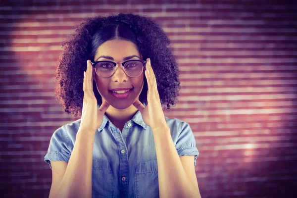 Hipster posando con gafas — Foto de Stock