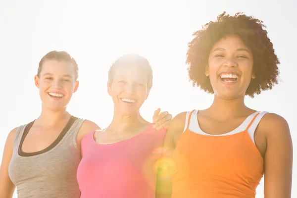 Sportliche Frauen lachen in die Kamera — Stockfoto