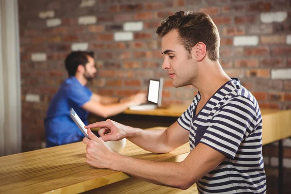 Jovem estudante usando seu tablet — Fotografia de Stock