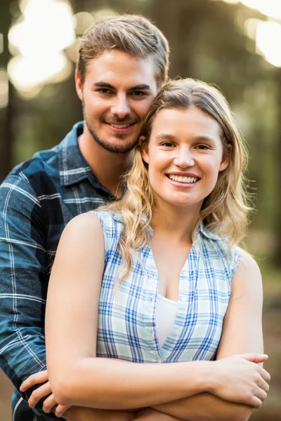 Glückliches lächelndes Paar umarmt — Stockfoto