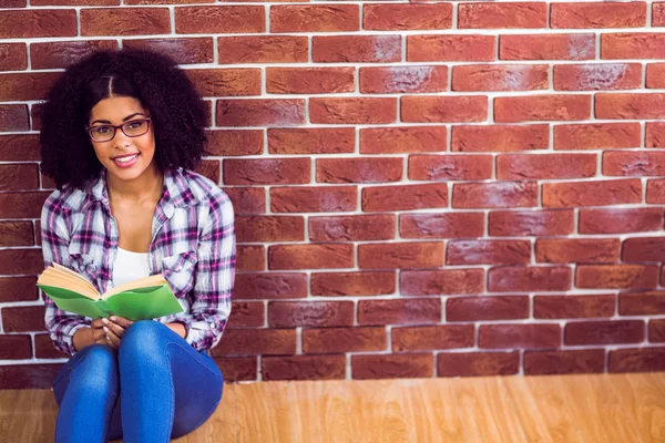 Aantrekkelijke hipster zitten en lezen van boek — Stockfoto