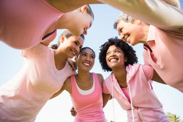 Ženy nosí růžovou rakoviny prsu — Stock fotografie