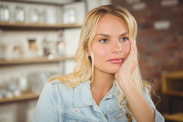 Hübsche Blondine tagträumt — Stockfoto