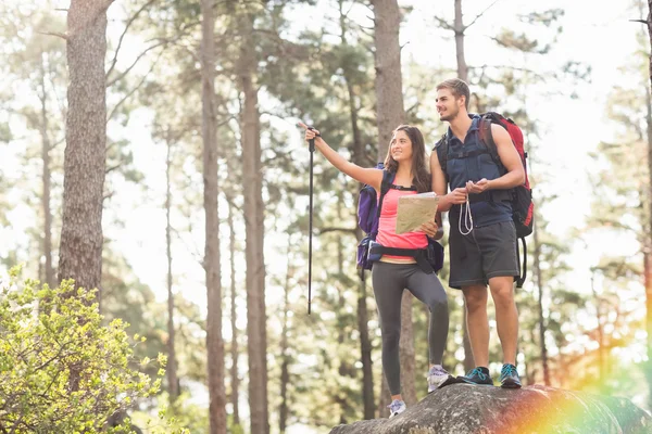 Joggare tittar på något i fjärran — Stockfoto