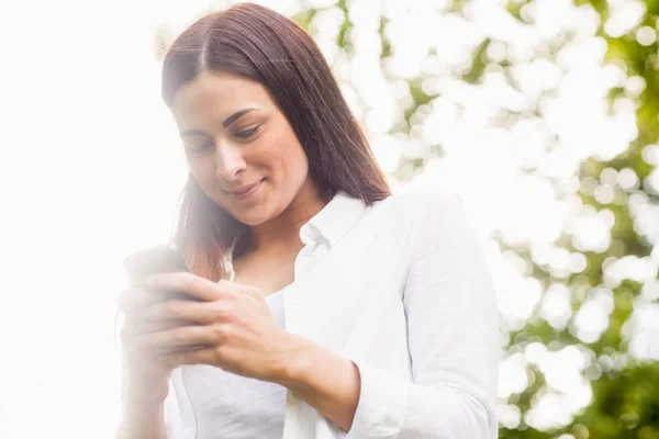 Morena enviando uma mensagem de texto — Fotografia de Stock