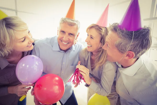 Empresários comemorando aniversário — Fotografia de Stock