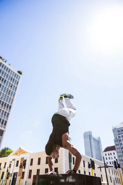 Przystojny sportowiec robi headstand — Zdjęcie stockowe