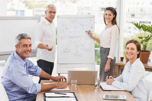 Glimlachende mensen uit het bedrijfsleven hebben een vergadering — Stockfoto