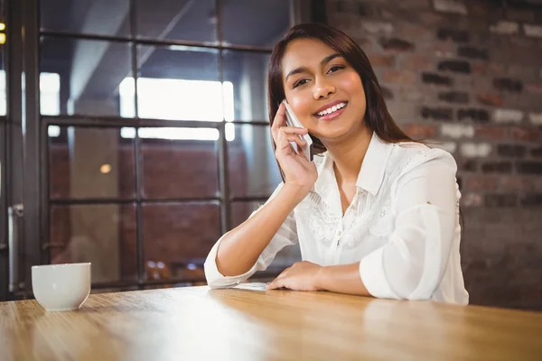 Mujer de negocios casual usando sus teléfonos —  Fotos de Stock