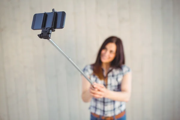 Bella hipster prendere un selfie con bastone — Foto Stock