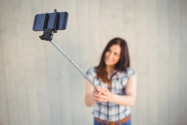 Muito hipster tirar uma selfie com pau — Fotografia de Stock