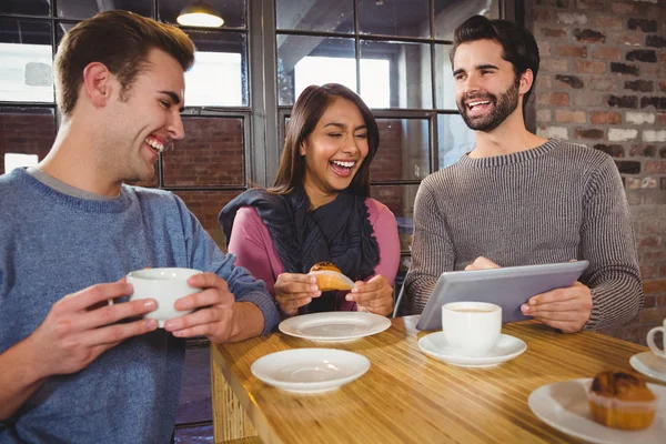 Amigos disfrutando de un postre — Foto de Stock