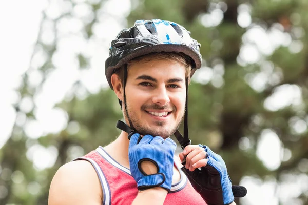 Motociclista olhando para a câmera — Fotografia de Stock