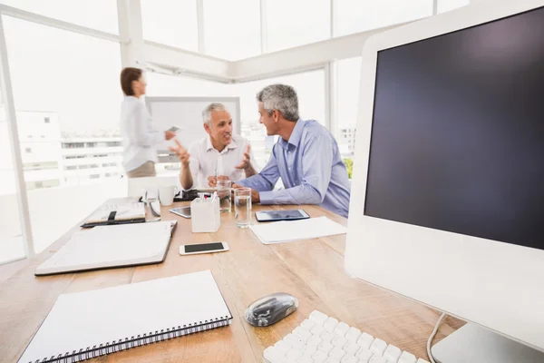 Dispositivos frente a personas de negocios que hablan — Foto de Stock