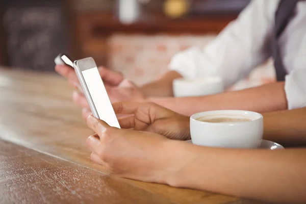 Söta paret sitter i café titta på smartphone — Stockfoto