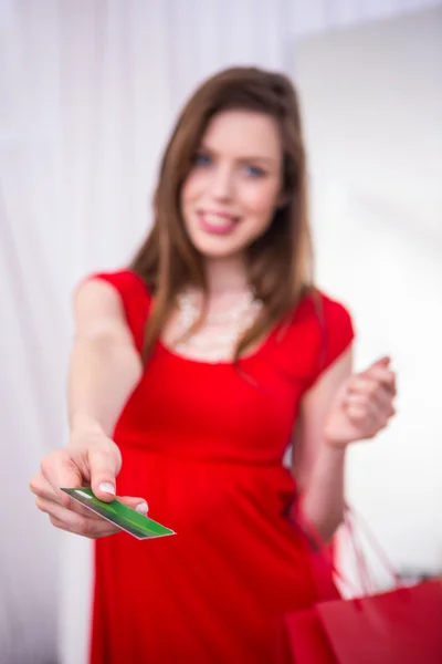 Mulher oferecendo seu cartão de crédito — Fotografia de Stock