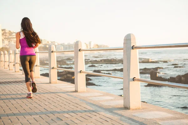 Frau joggt an Promenade — Stockfoto
