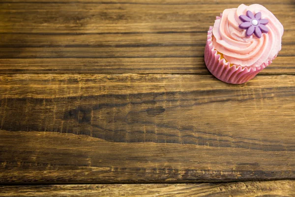 Delicioso cupcake en una mesa — Foto de Stock