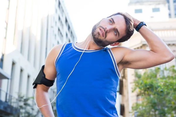 Guapo atleta estirando la cabeza —  Fotos de Stock