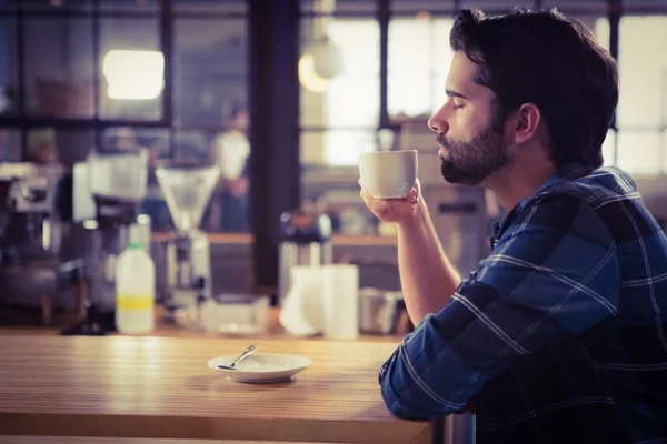 Homme inquiet buvant un café — Photo