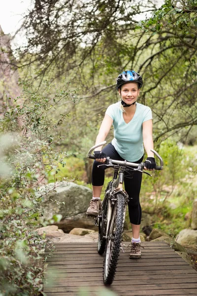 Mujer tomando un descanso en su bicicleta — Foto de Stock