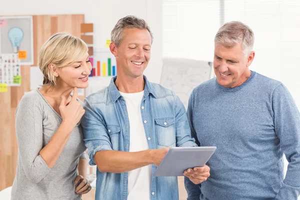 Colleghi che lavorano su un tablet — Foto Stock